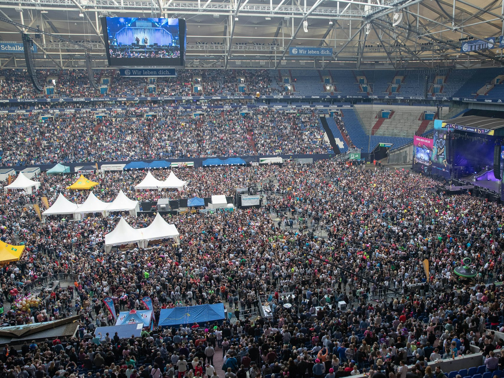 Tausende Fans in der Veltins-Arena in Gelsenkirchen.