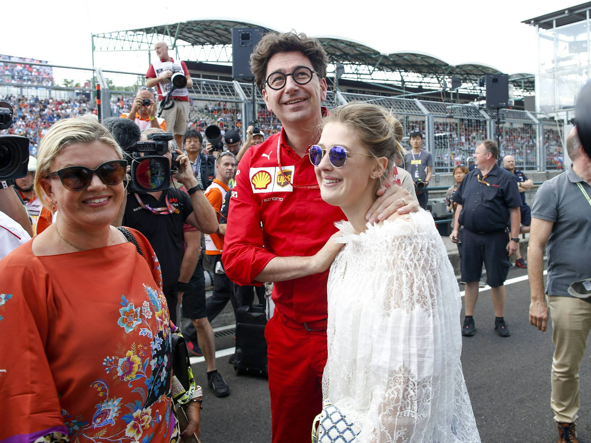 Gina-Maria Schumacher gemeinsam mit Mutter Corinna Schumacher und Mattia Binotto am 4. August 2019 auf dem Hungaro-Ring in Ungarn.
