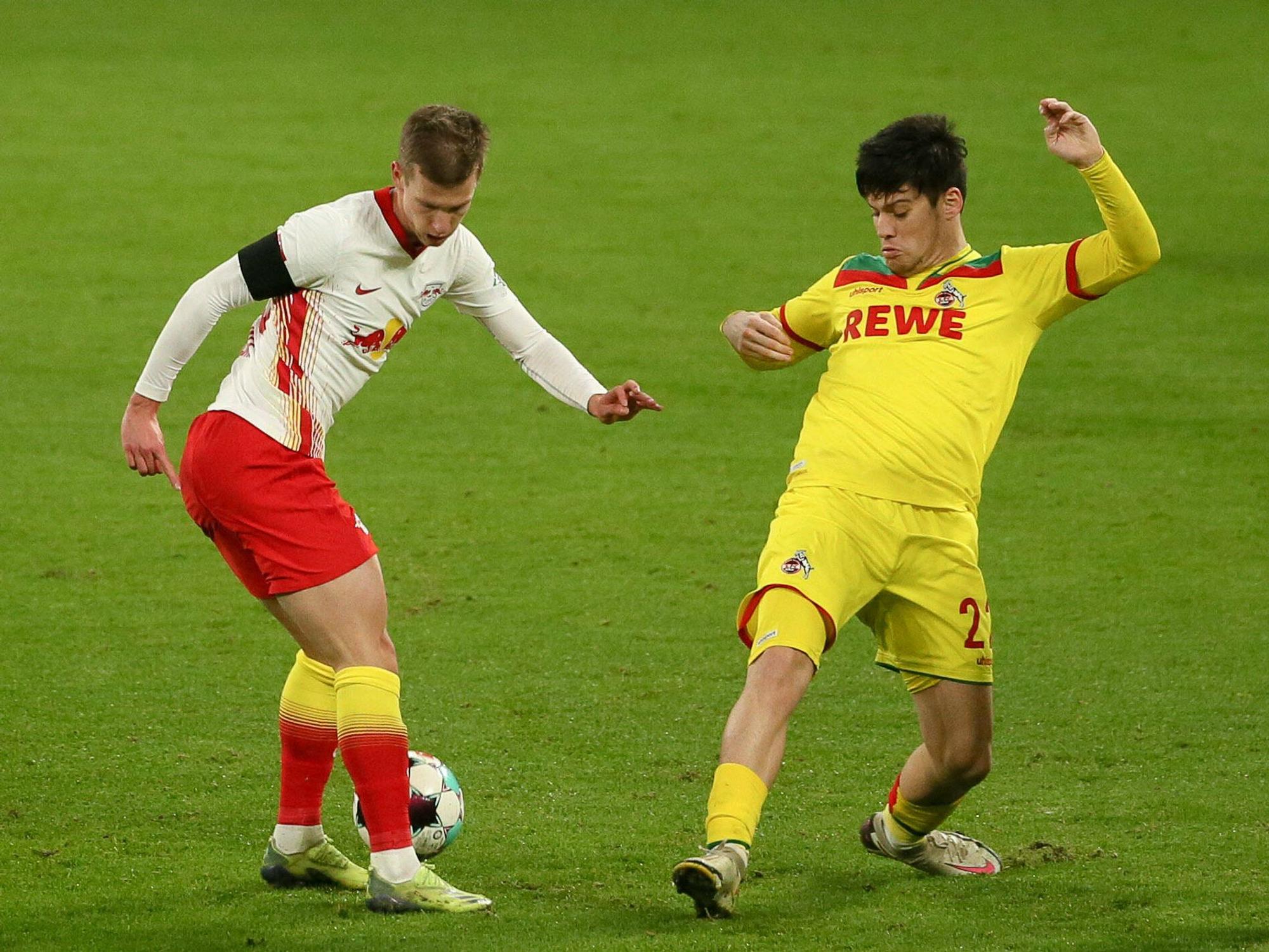 Dani Olmo und Jorge Meré kämpfen um den Bal.