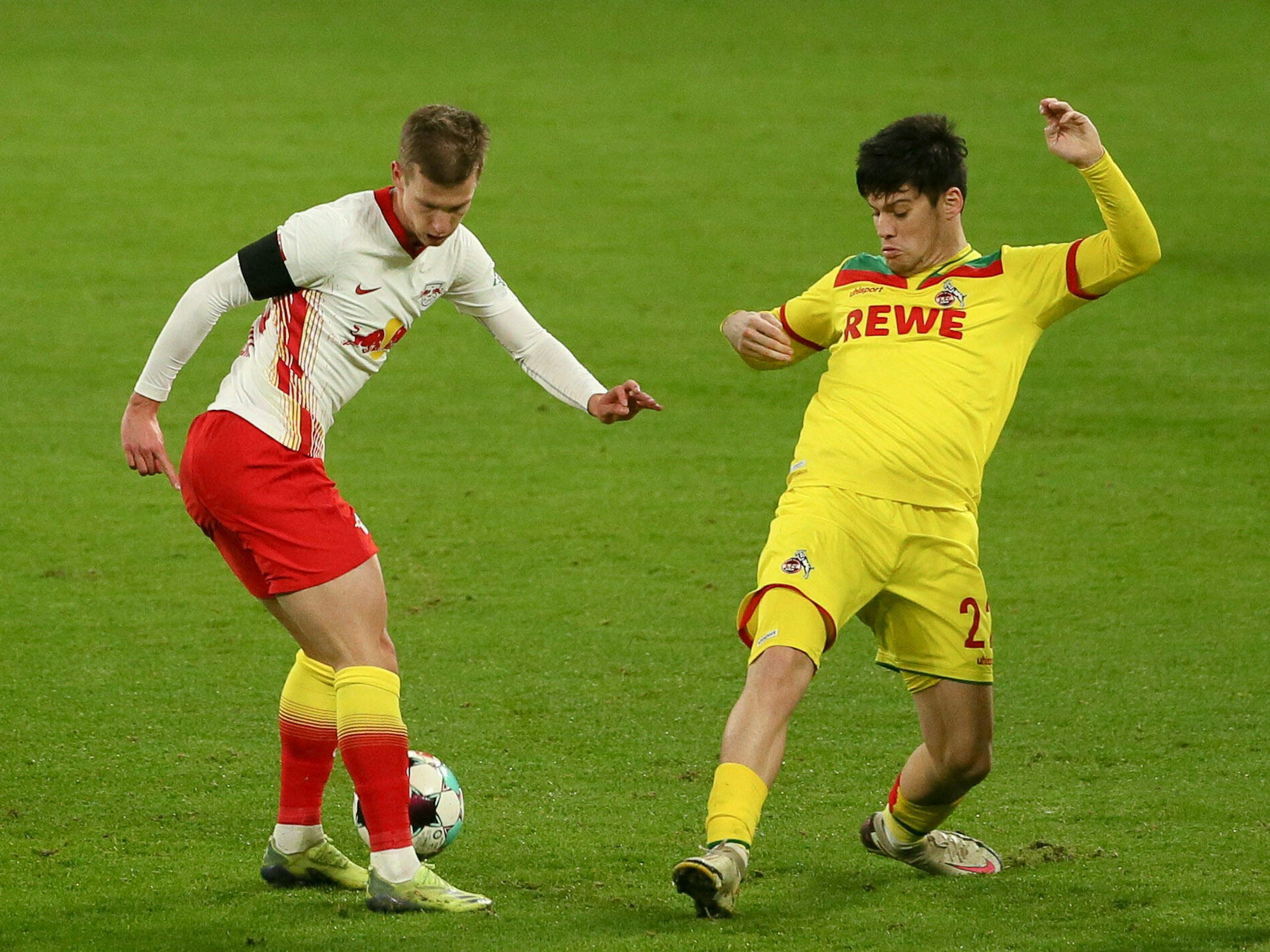 Dani Olmo und Jorge Meré kämpfen um den Bal.