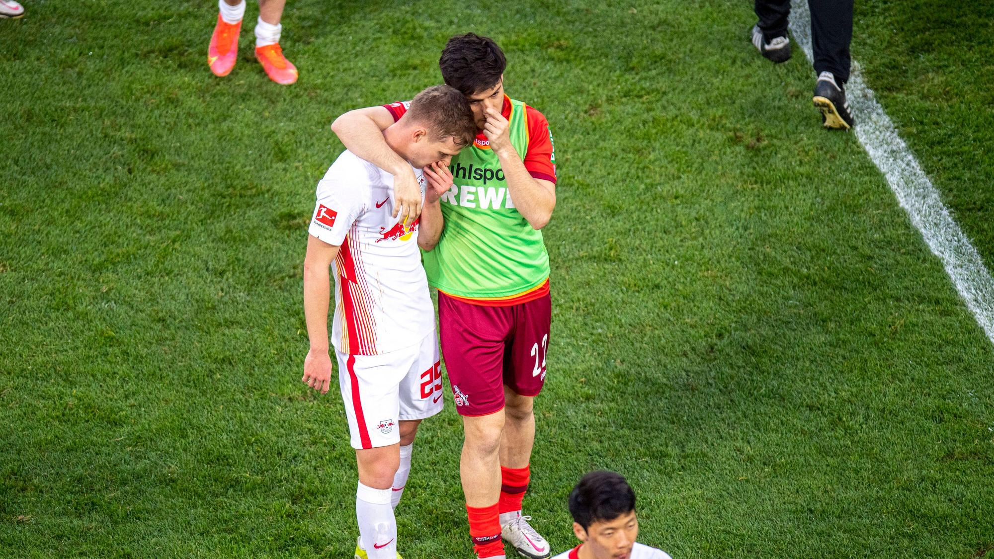 Leipzigs Dani Olmo (l) und Kölns Jorge Mere unterhalten sich.