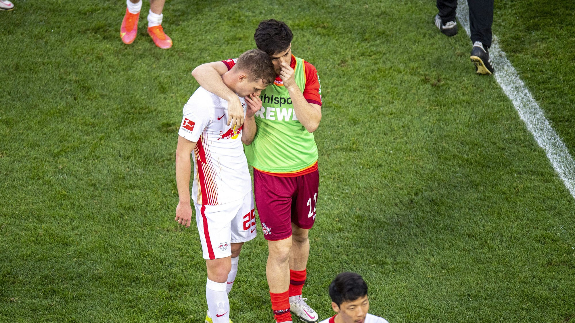 Leipzigs Dani Olmo (l) und Kölns Jorge Mere unterhalten sich.