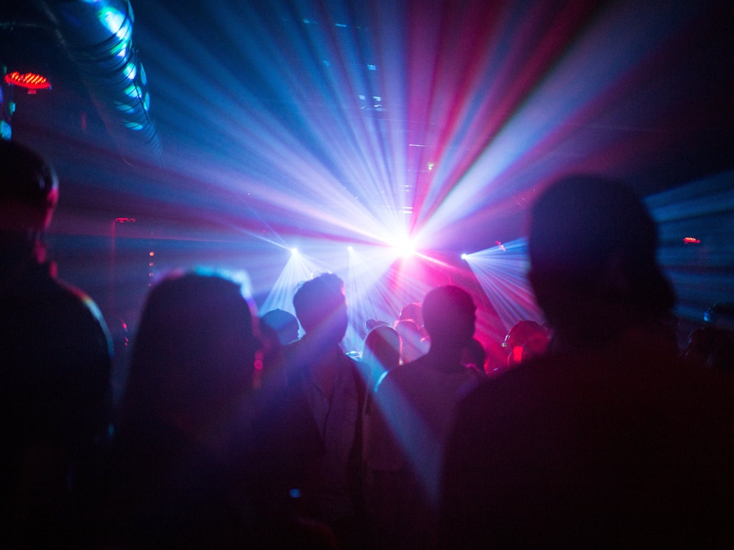 Menschen feiern in einer Disco.