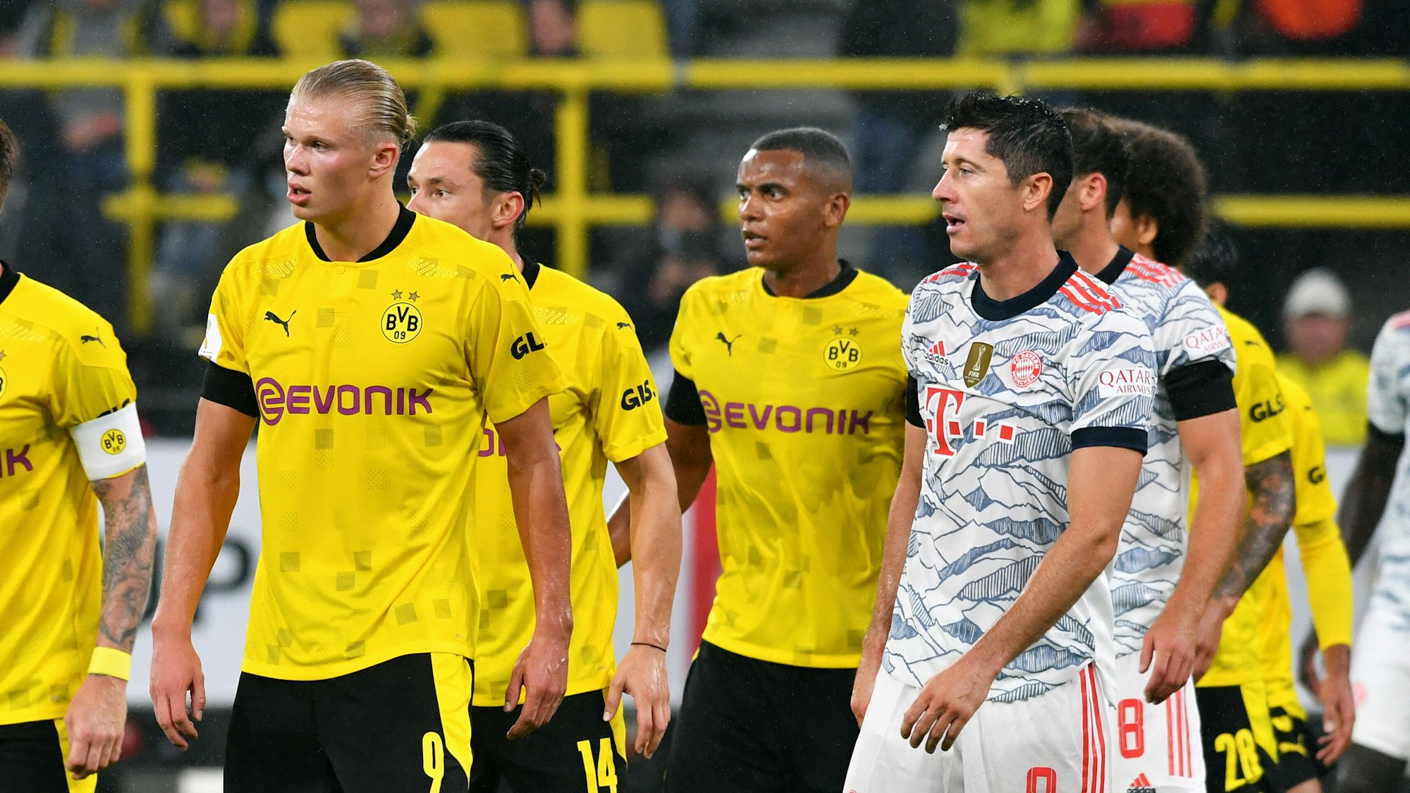 Erling Haaland und Robert Lewandowski fokussieren den Ball.