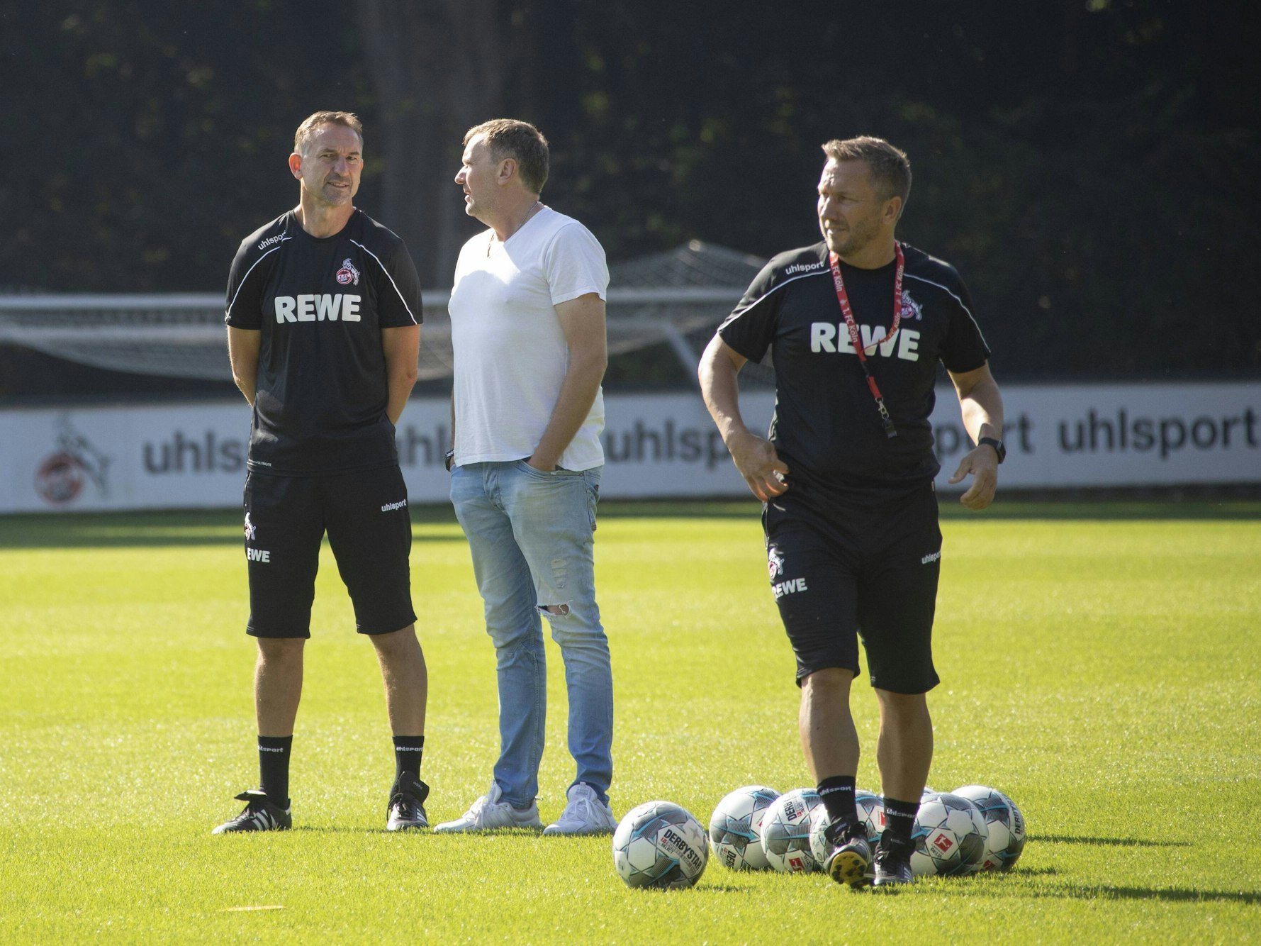 Achim Beierlorzer und Frank Aehlig unterhalten sich beim 1. FC Köln.