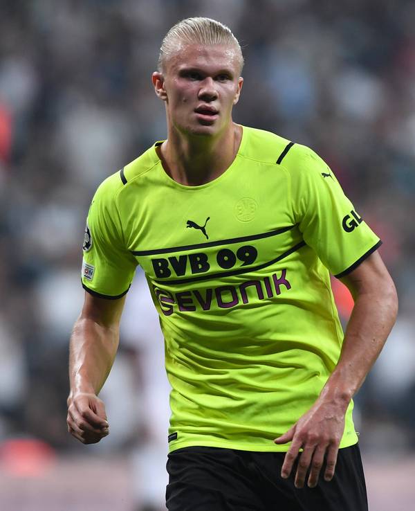 Erling Haaland trägt das neue neonfarbene Ausweichtrikot des BVB.