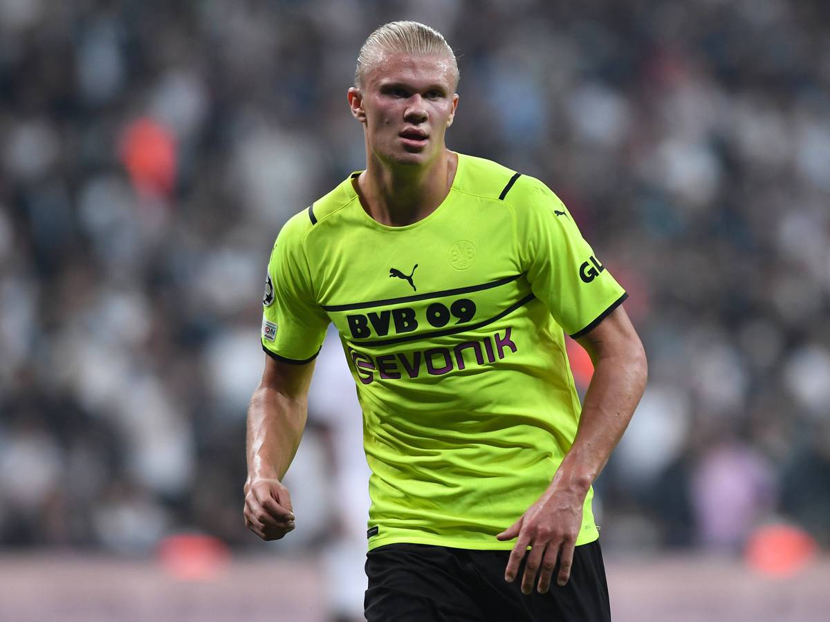 Erling Haaland trägt das neue neonfarbene Ausweichtrikot des BVB.