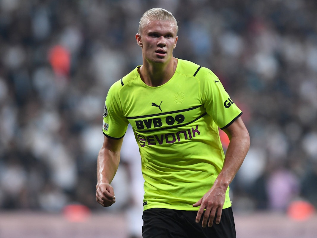 Erling Haaland trägt das neue neonfarbene Ausweichtrikot des BVB.