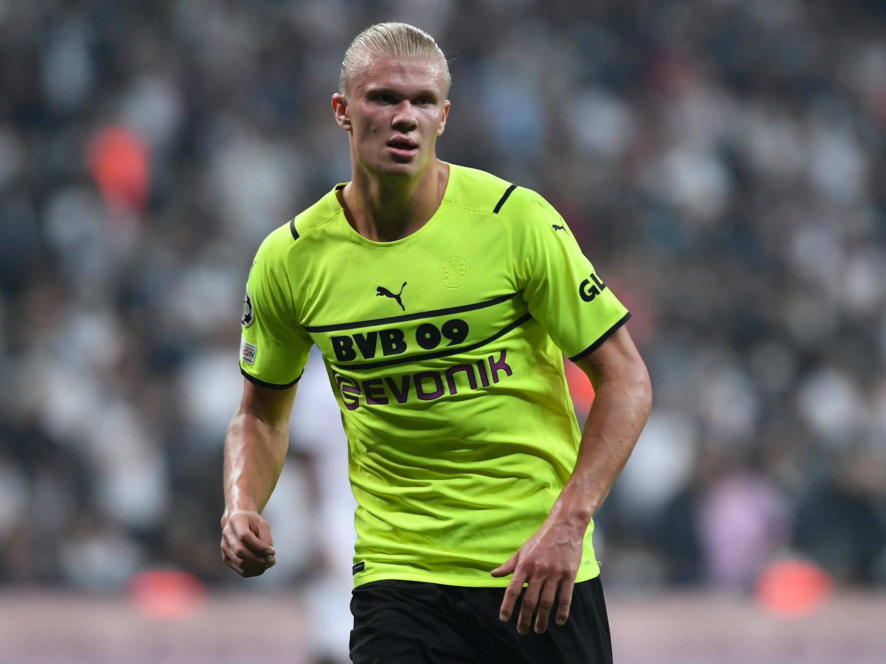 Erling Haaland trägt das neue neonfarbene Ausweichtrikot des BVB.