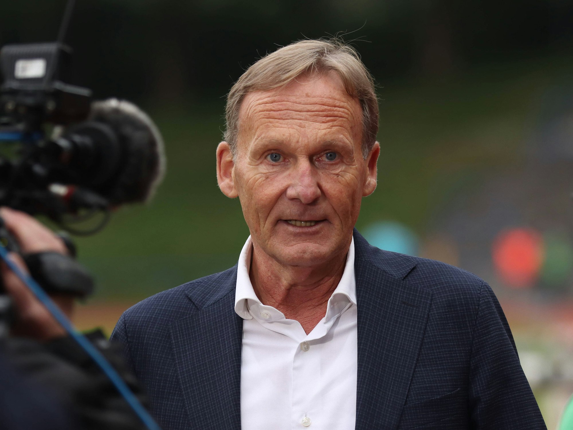 Joachim Watzke wird während eines Interviews mit einer Kamera gefilmt.