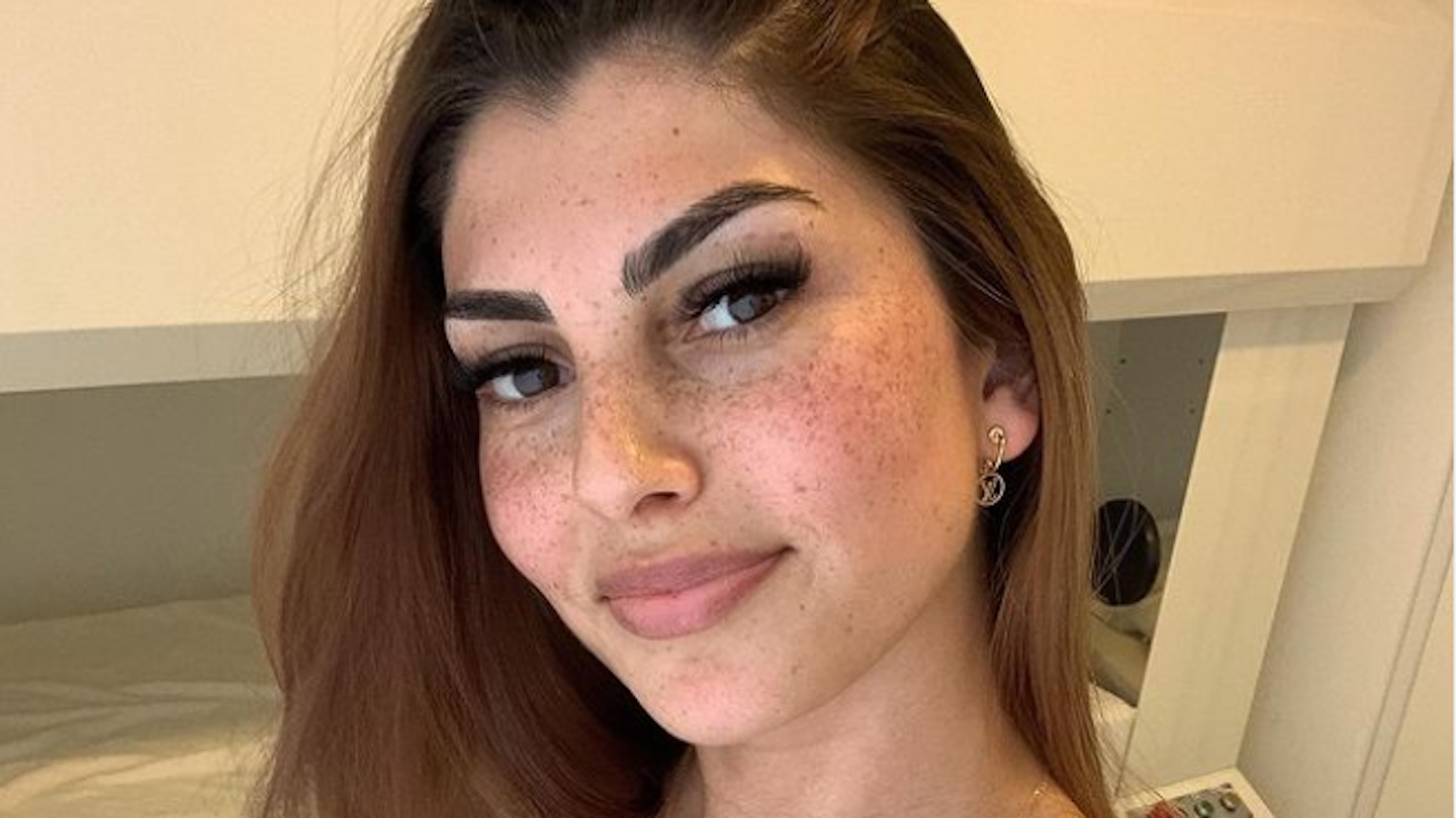 Yeliz Koc schießt ein am 24. August ein Selfie von sich und lächelt in die Kamera.