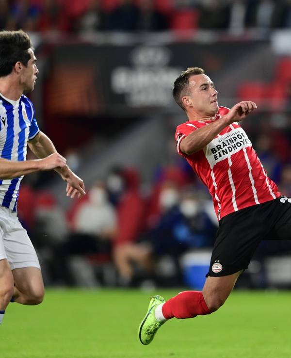 Mario Götze streckt sich, um den Ball noch zu erreichen.