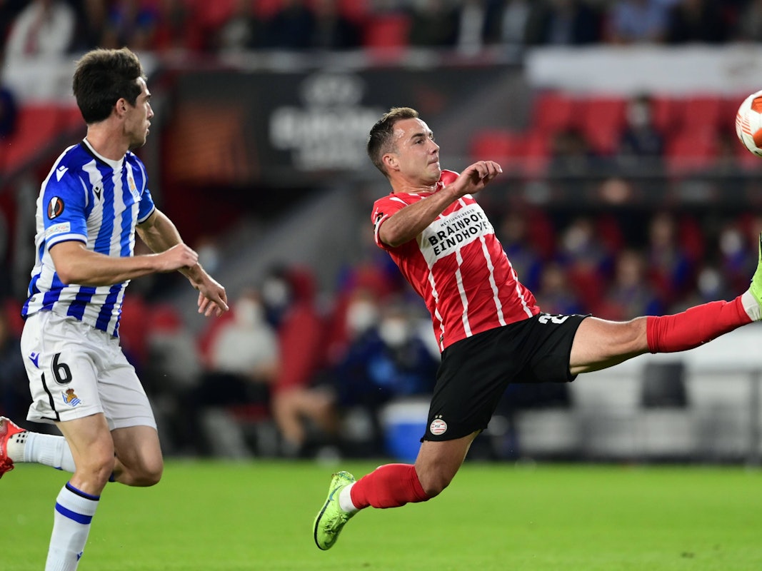 Mario Götze streckt sich, um den Ball noch zu erreichen.
