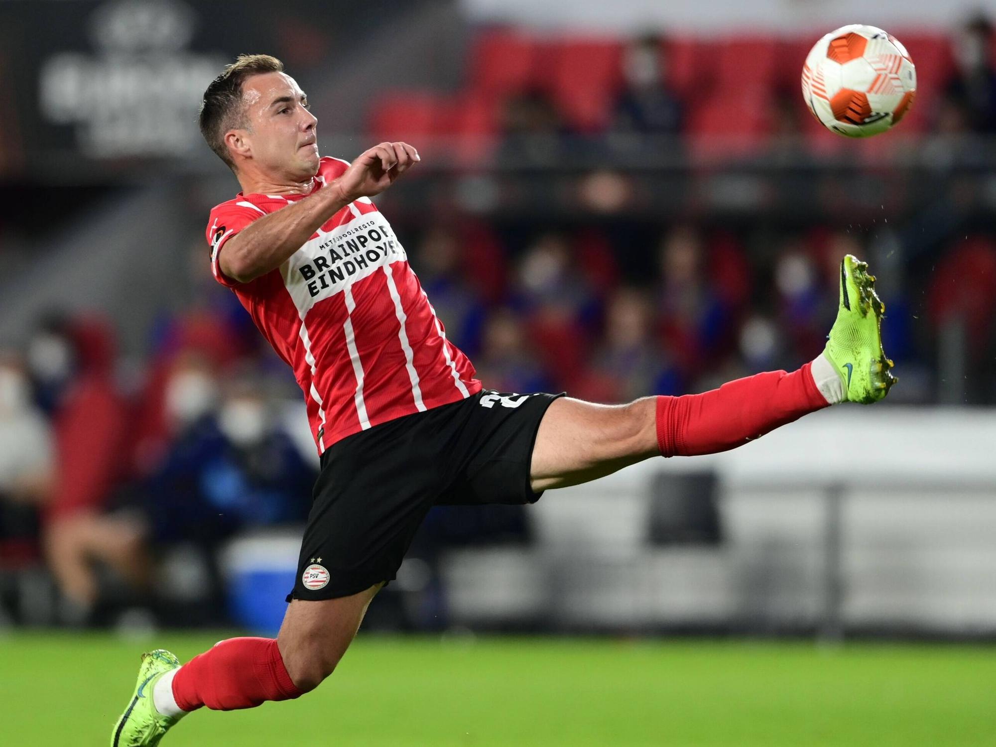 Mario Götze streckt sich, um den Ball noch zu erreichen.