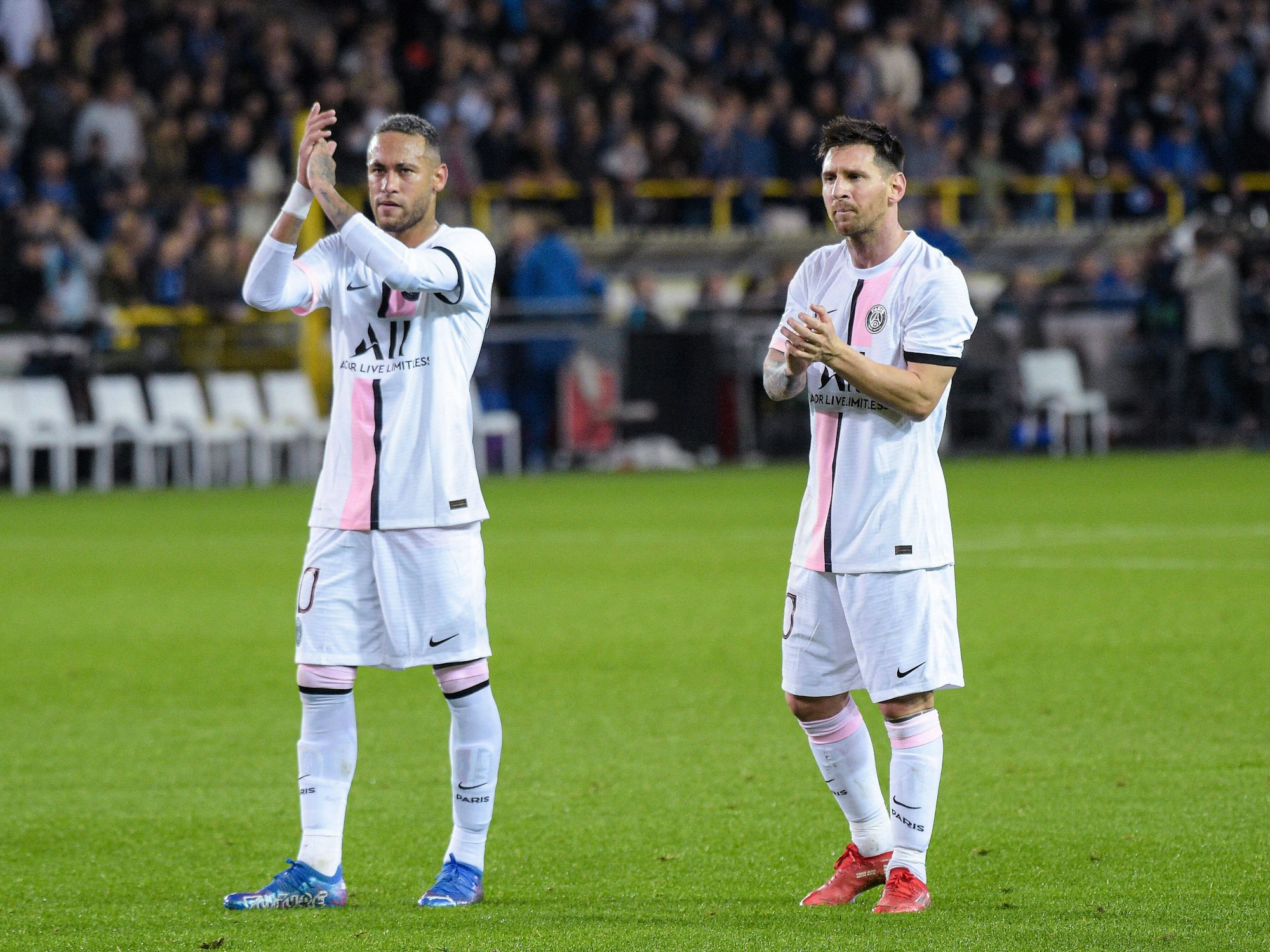 Neymar und Messi klatschen.