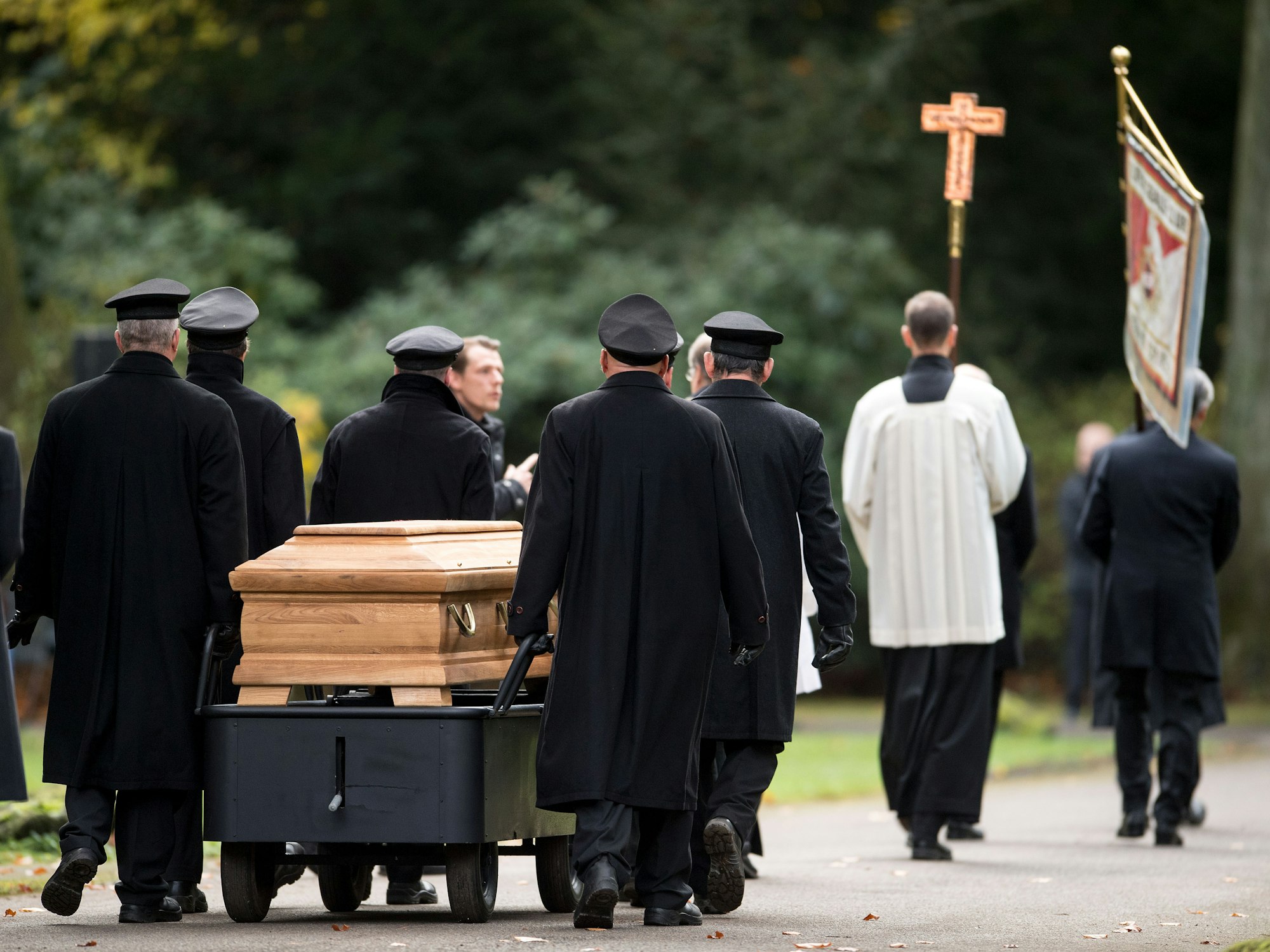 Der Sarg des verstorbenen Fußball-Weltmeisters von 1954, Hans Schäfer, wird zu Grabe getragen.