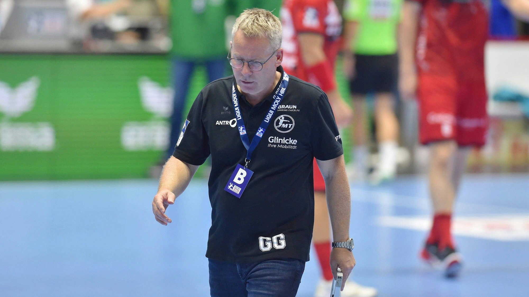 Melsungens Trainer Gudmundur Gudmundsson geht vom Feld.