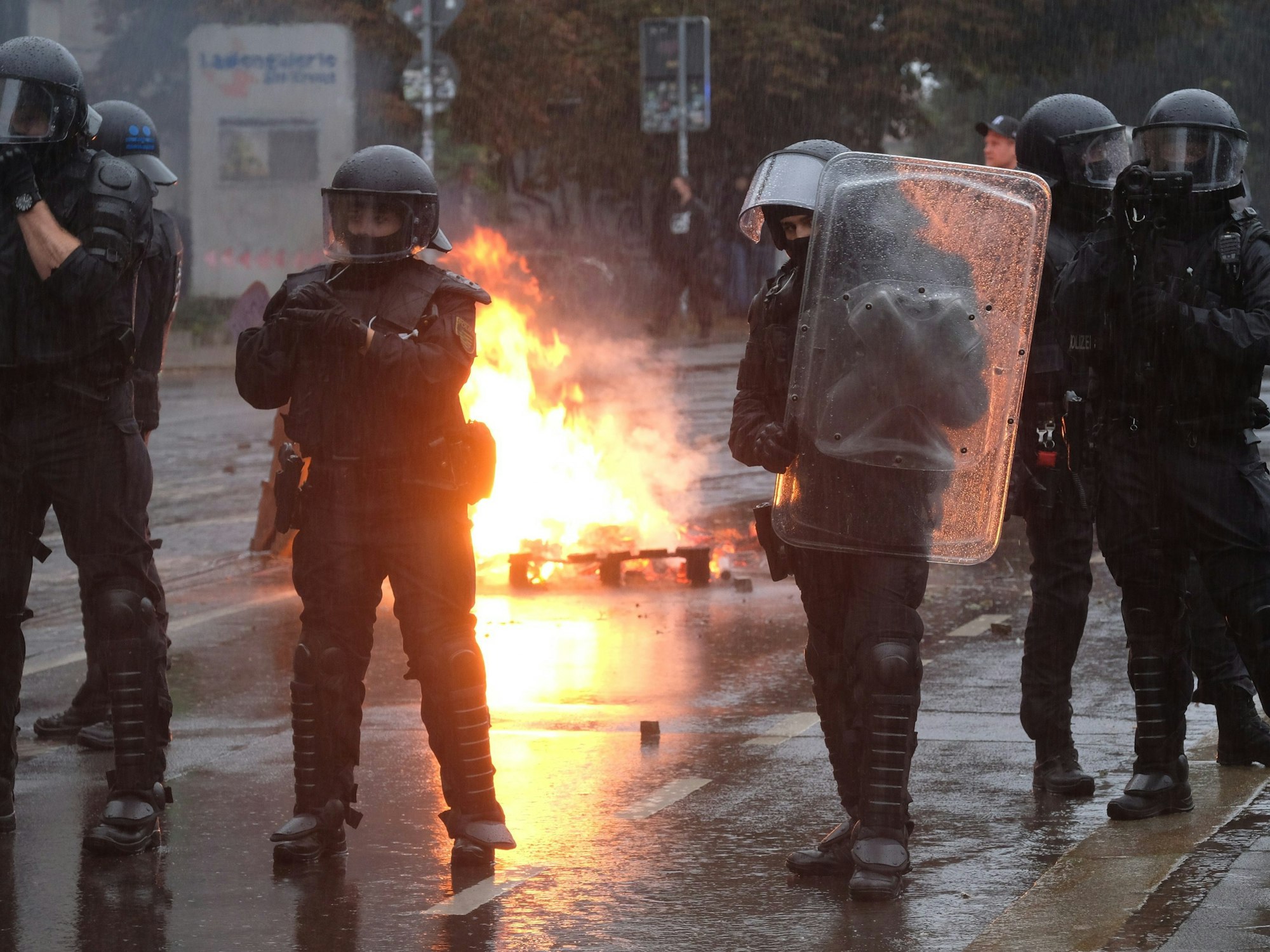 Polizeibeamte bei der Demo in Leipzig am Samstagabend (18. September) im Einsatz.