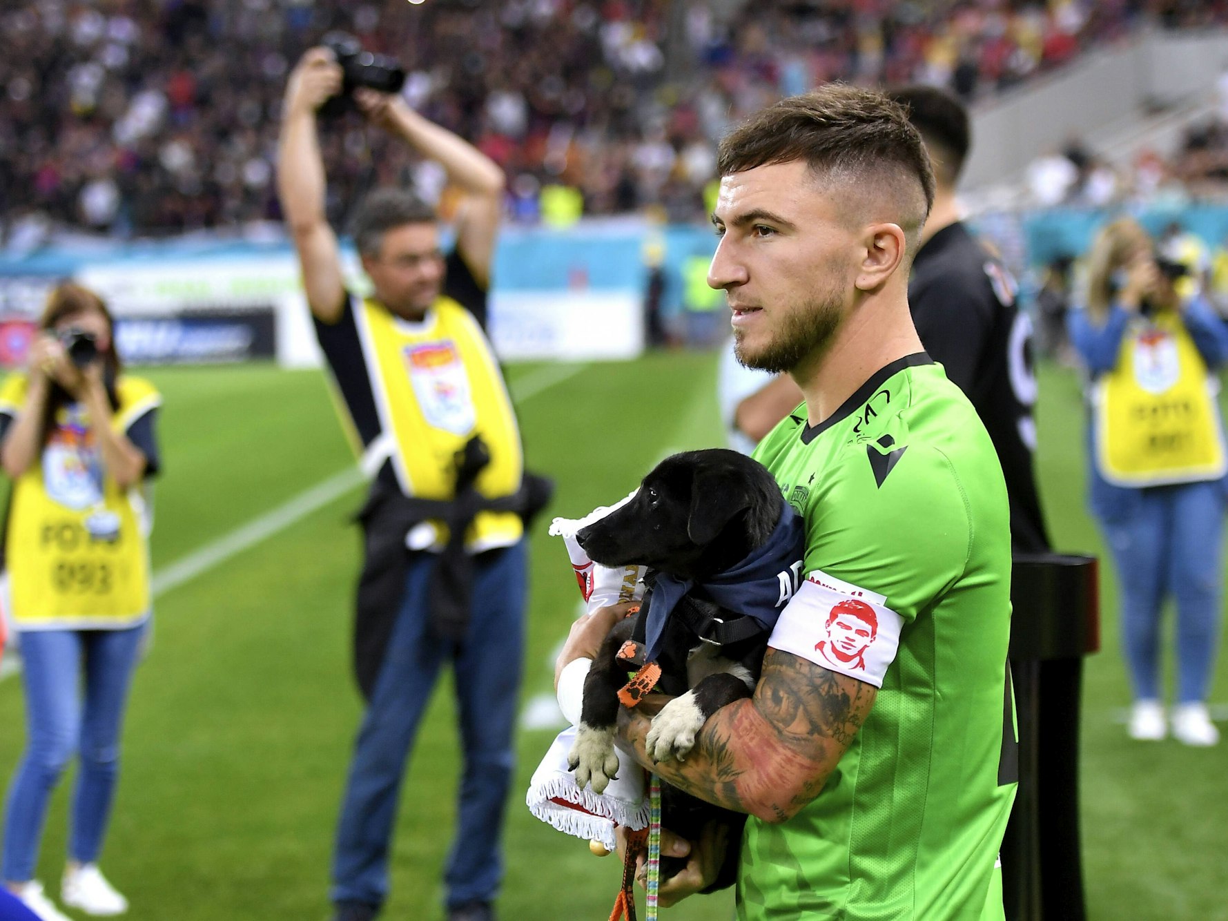 Deian Sorecu (Dinamo Bukarest) mit einem Straßenhund auf dem Arm.