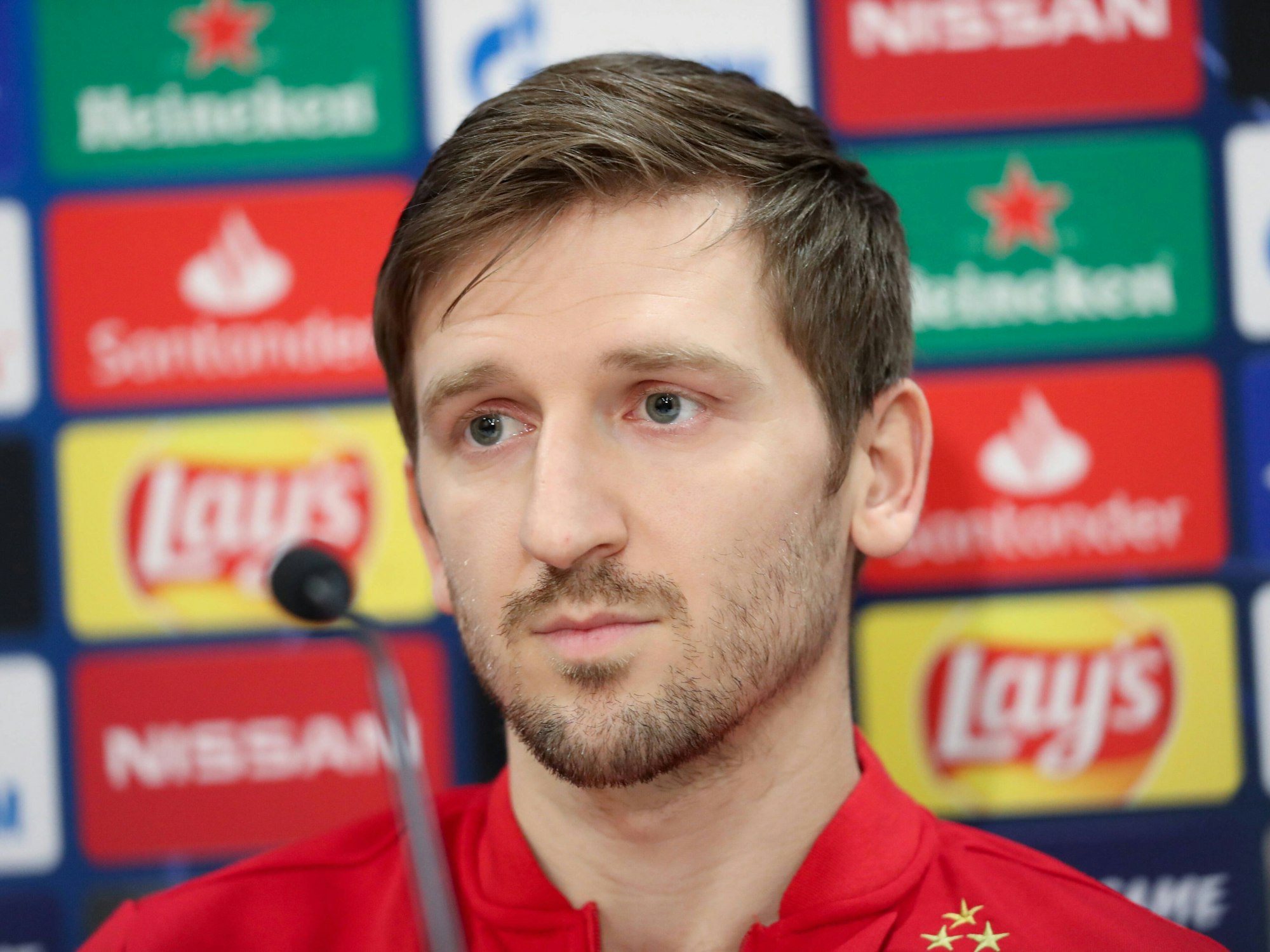 Marko Marin sitzt bei der Pressekonferenz und lauscht den Fragen der Journalisten.