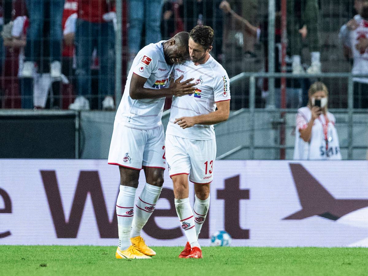 Anthony Modeste und Mark Uth jubeln über den 1:0-Führungstreffer gegen RB Leipzig.
