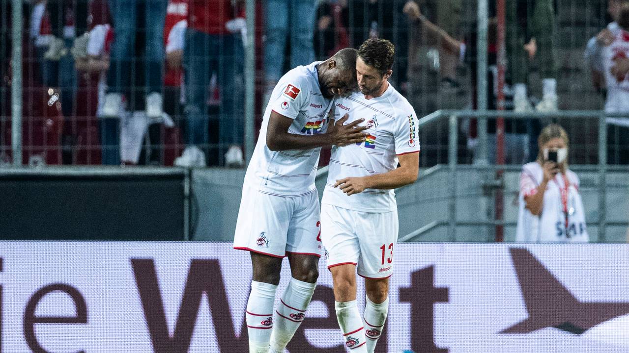 Anthony Modeste und Mark Uth jubeln über den 1:0-Führungstreffer gegen RB Leipzig.