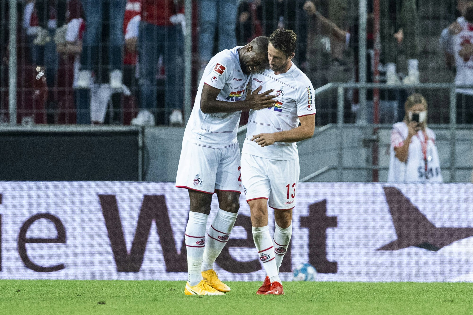 Anthony Modeste und Mark Uth jubeln über den 1:0-Führungstreffer gegen RB Leipzig.