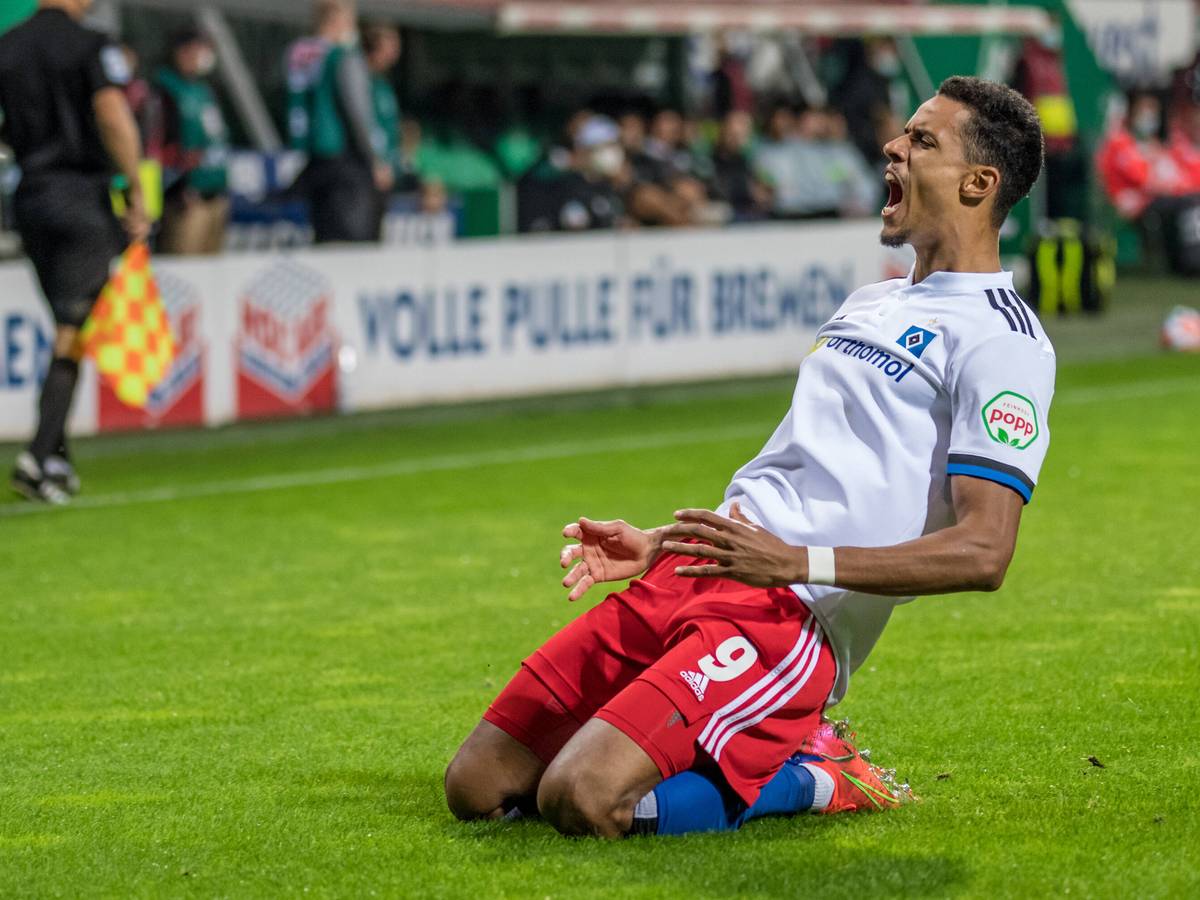 Hamburgs Robert Glatzel bejubelt seinen Treffer zum 0-1 beim Nord-Derby.