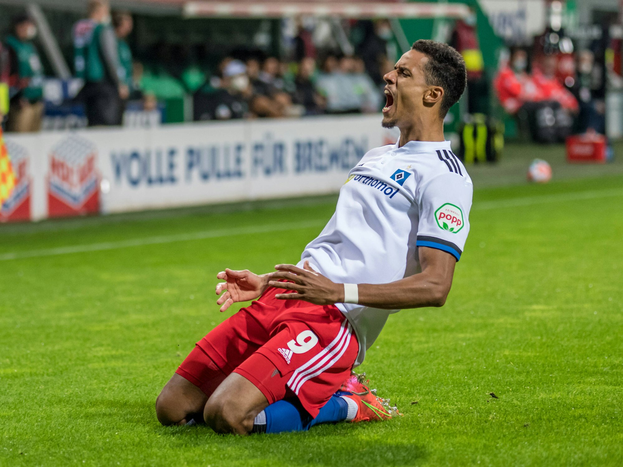 Hamburgs Robert Glatzel bejubelt seinen Treffer zum 0-1 beim Nord-Derby.