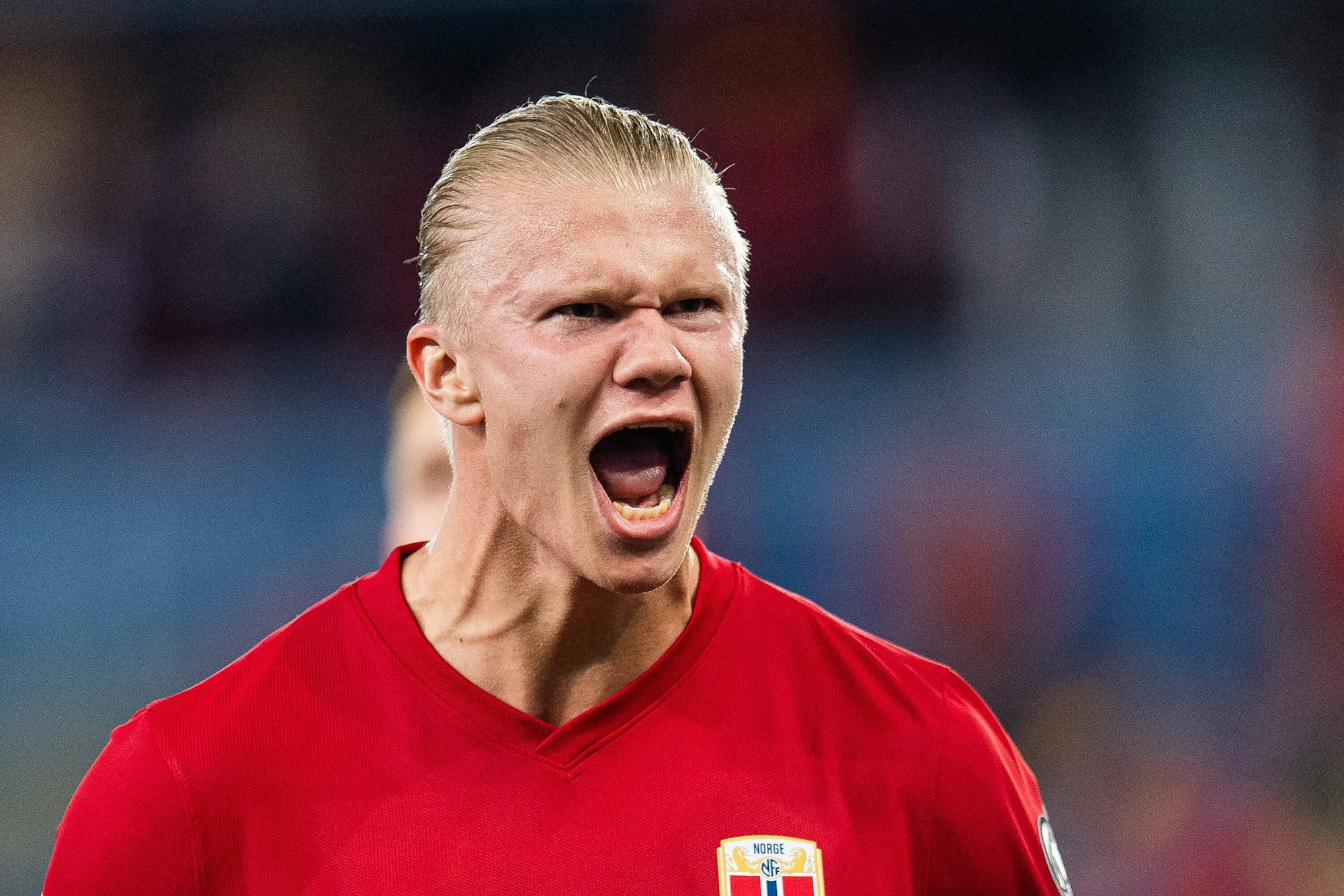 Der Norweger Erling Haaland reißt beim Länderspiel seinen Mund auf.