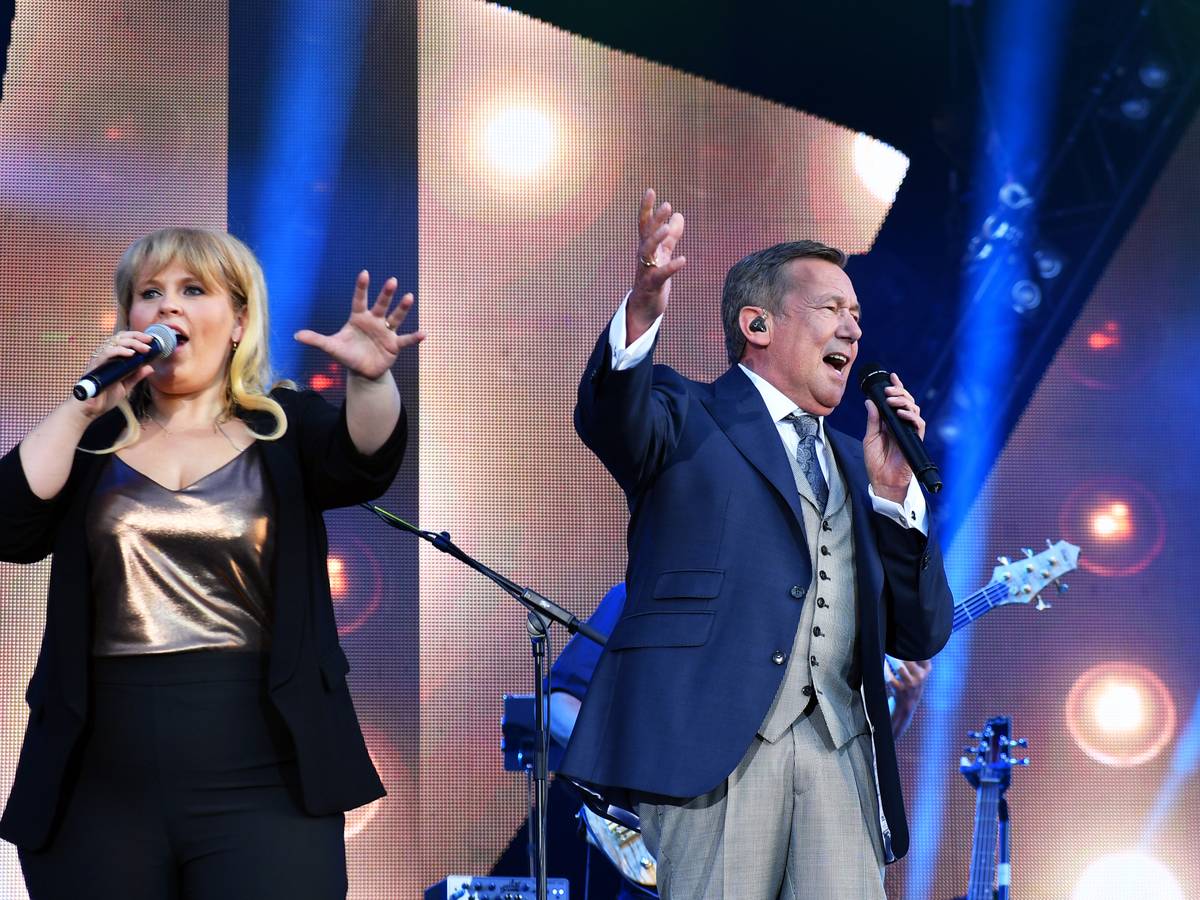 Der Sänger Roland Kaiser und die Sängerin Maite Kelly stehen am 28.Juli 2016 in Dresden beim Open Air Konzert „Kaisermania 2016“ am Elbufer im Rahmen der Filmnächte auf der Bühne.