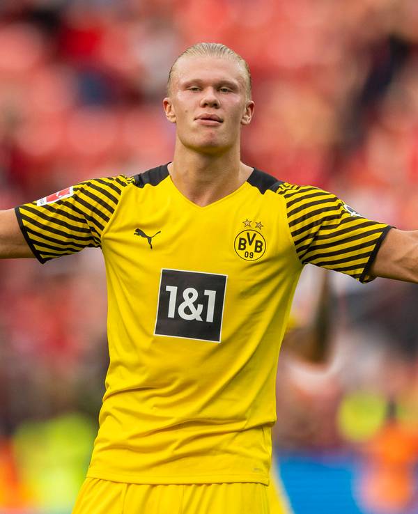 Erling Haaland ballt beim Spiel in Leverkusen die Fäuste.