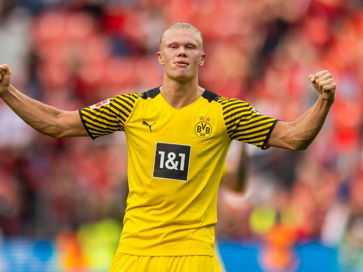 Erling Haaland ballt beim Spiel in Leverkusen die Fäuste.