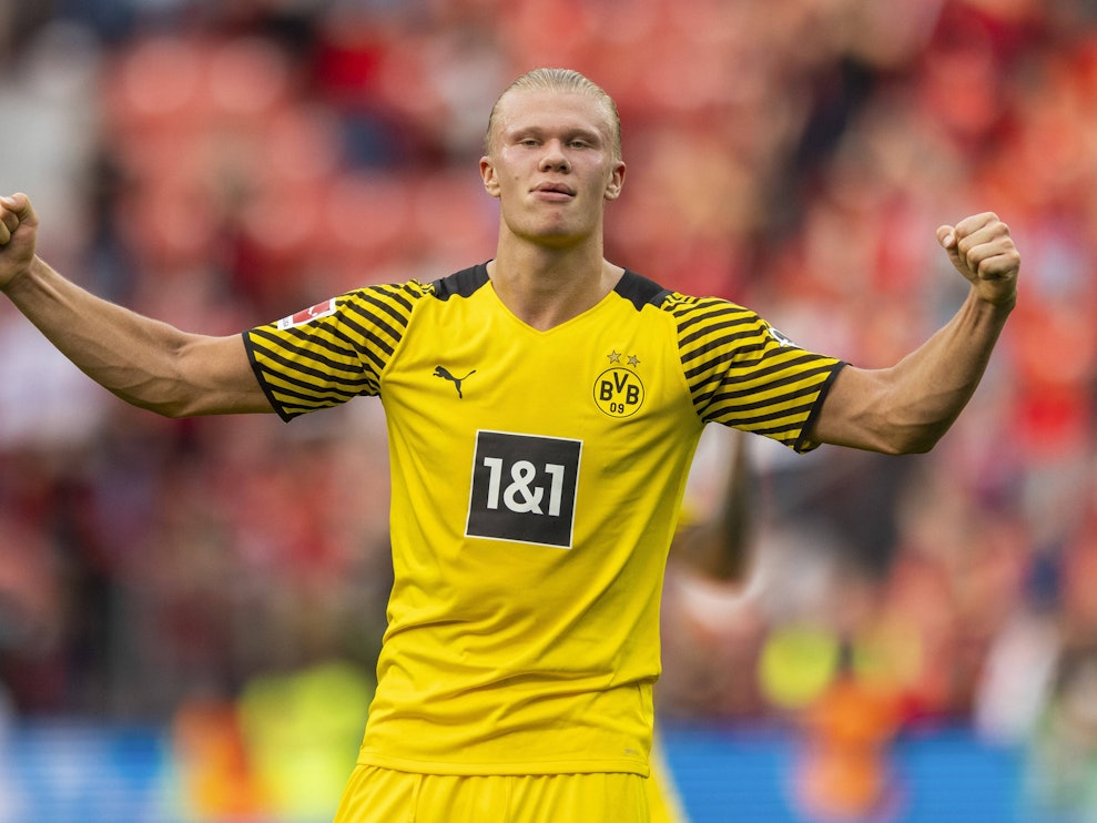 Erling Haaland ballt beim Spiel in Leverkusen die Fäuste.