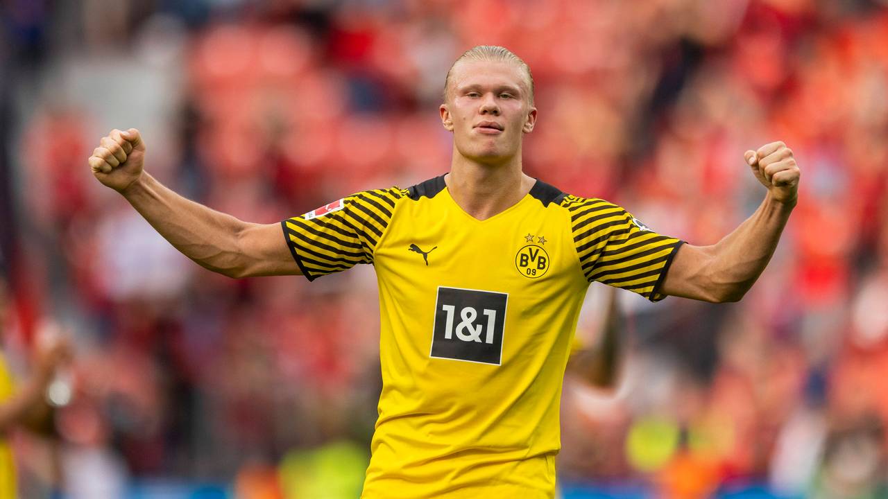 Erling Haaland ballt beim Spiel in Leverkusen die Fäuste.