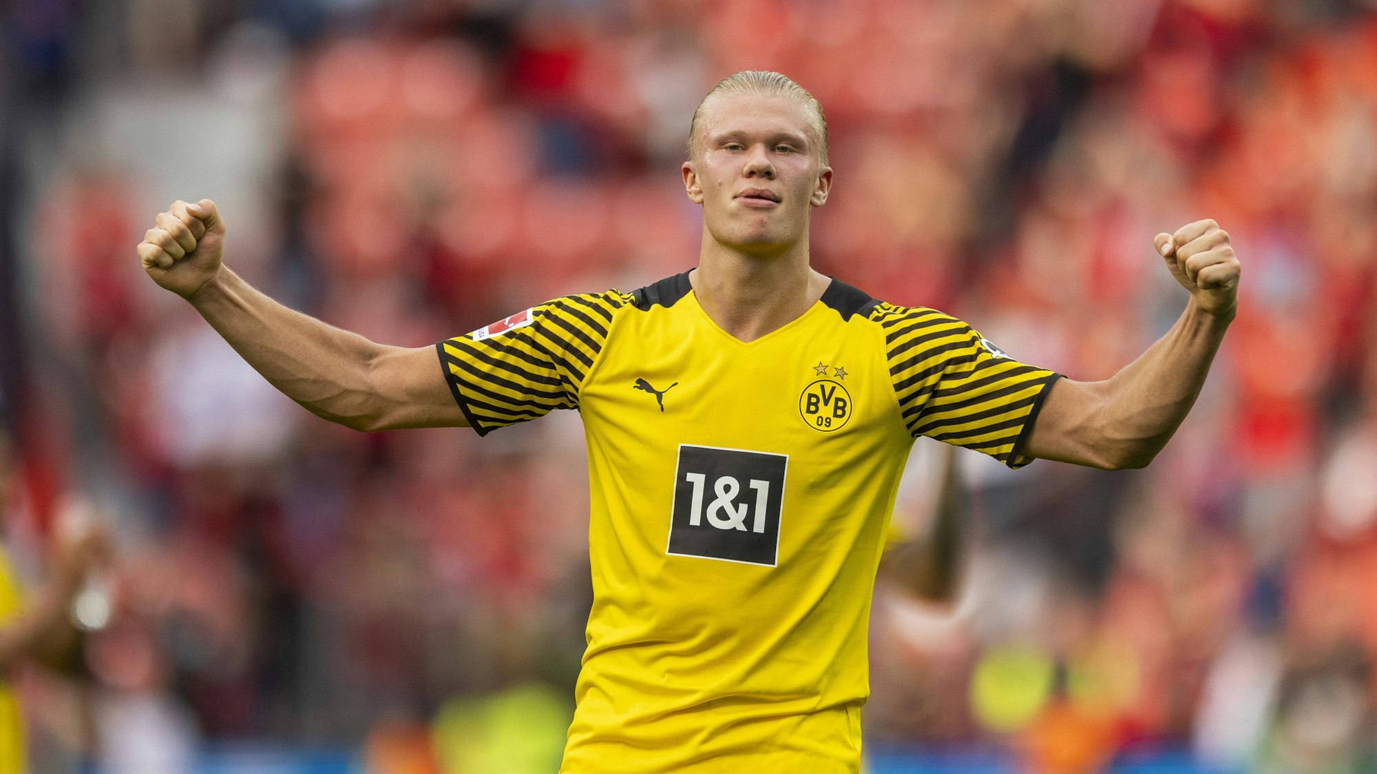 Erling Haaland ballt beim Spiel in Leverkusen die Fäuste.