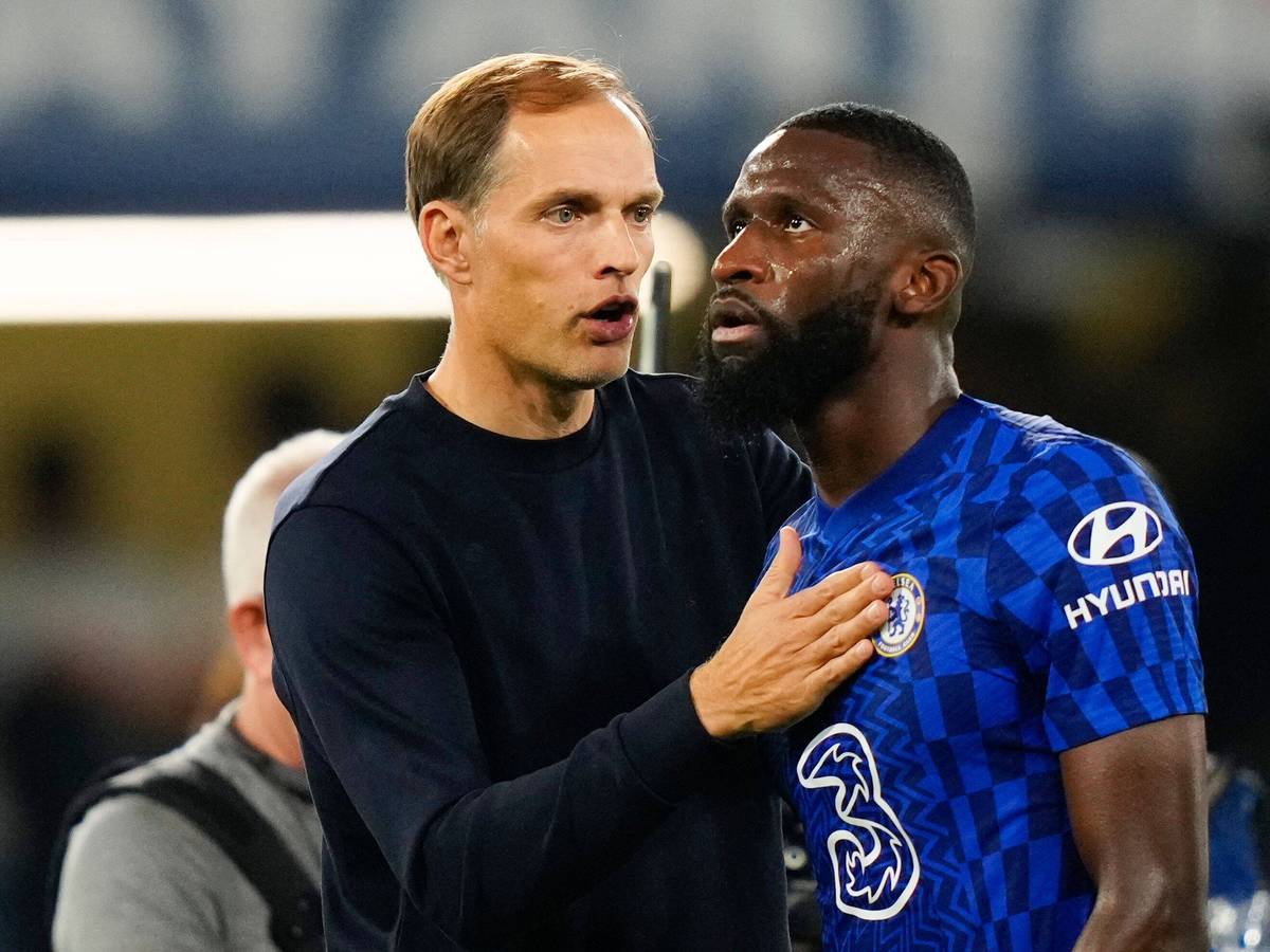 Thomas Tuchel vom FC Chelsea gratuliert Antonio Rüdiger nach dem Spiel gegen St. Petersburg.