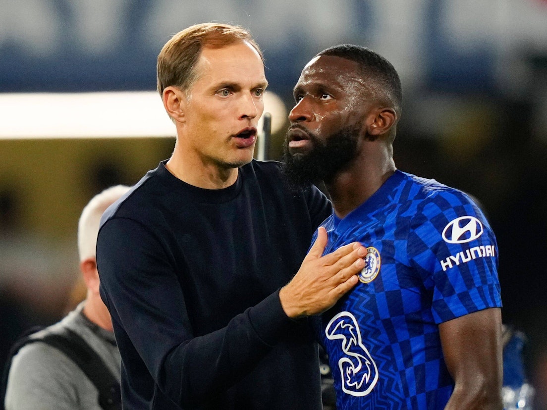 Thomas Tuchel vom FC Chelsea gratuliert Antonio Rüdiger nach dem Spiel gegen St. Petersburg.