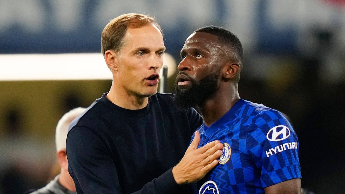 Thomas Tuchel vom FC Chelsea gratuliert Antonio Rüdiger nach dem Spiel gegen St. Petersburg.