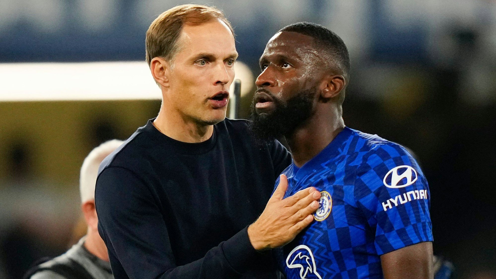 Thomas Tuchel vom FC Chelsea gratuliert Antonio Rüdiger nach dem Spiel gegen St. Petersburg.