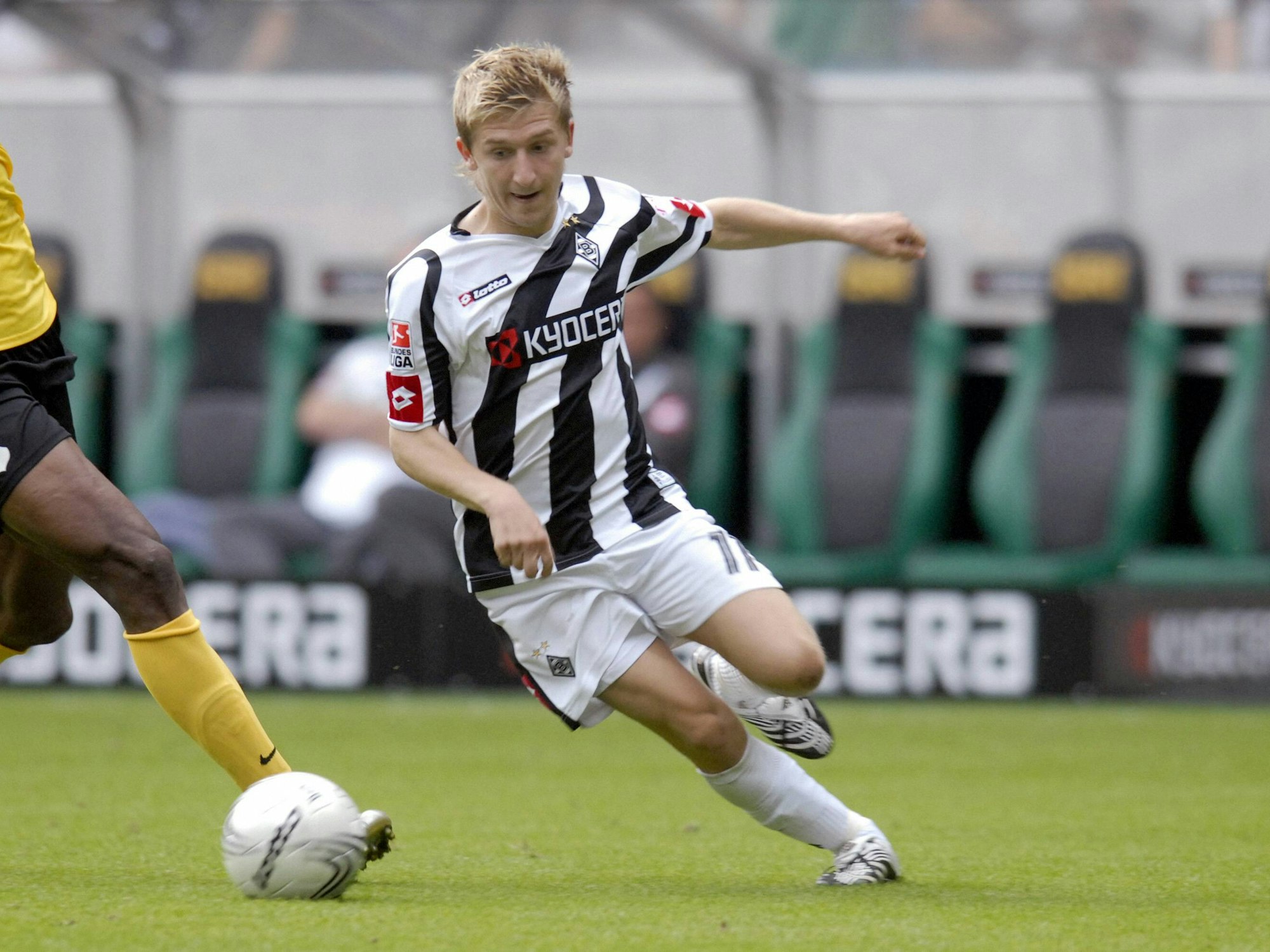Gladbachs Marko Marin eilt dem Ball hinterher.