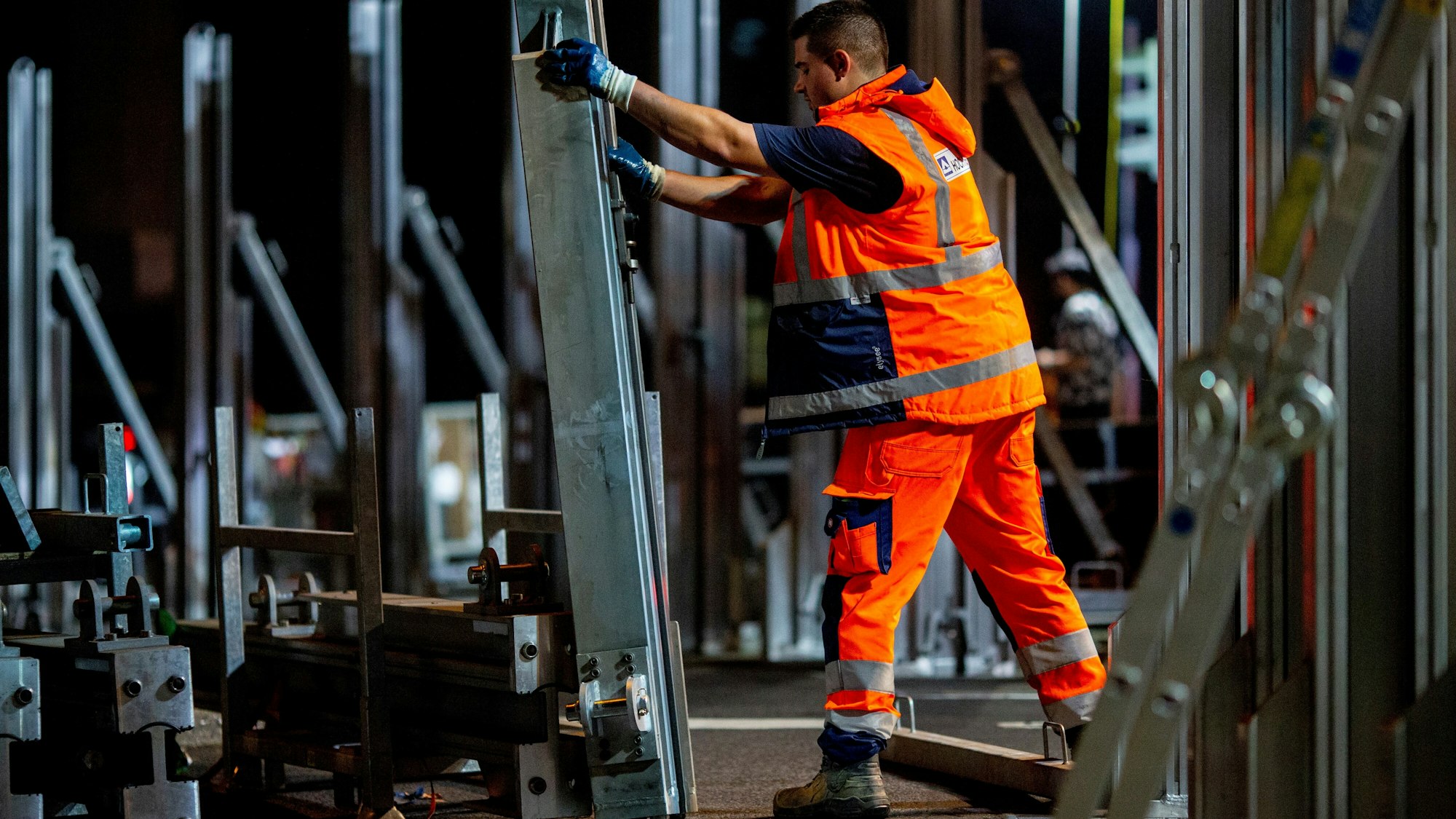 Wasserwände für Hochwasserschutz werden in Köln aufgestellt