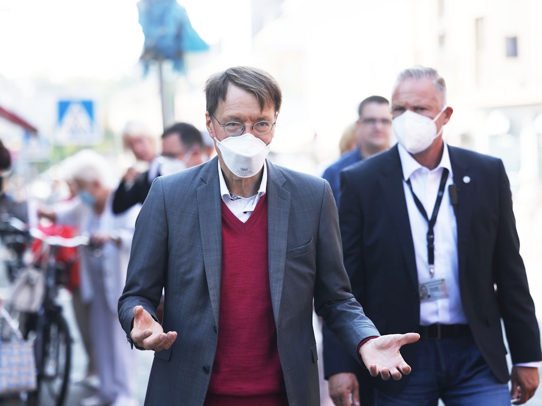 Karl Lauterbach, hier am 9. September im Wahlkampf bei Delbrück, will das Ende der Corona-Beschränkungen nicht übereilen.