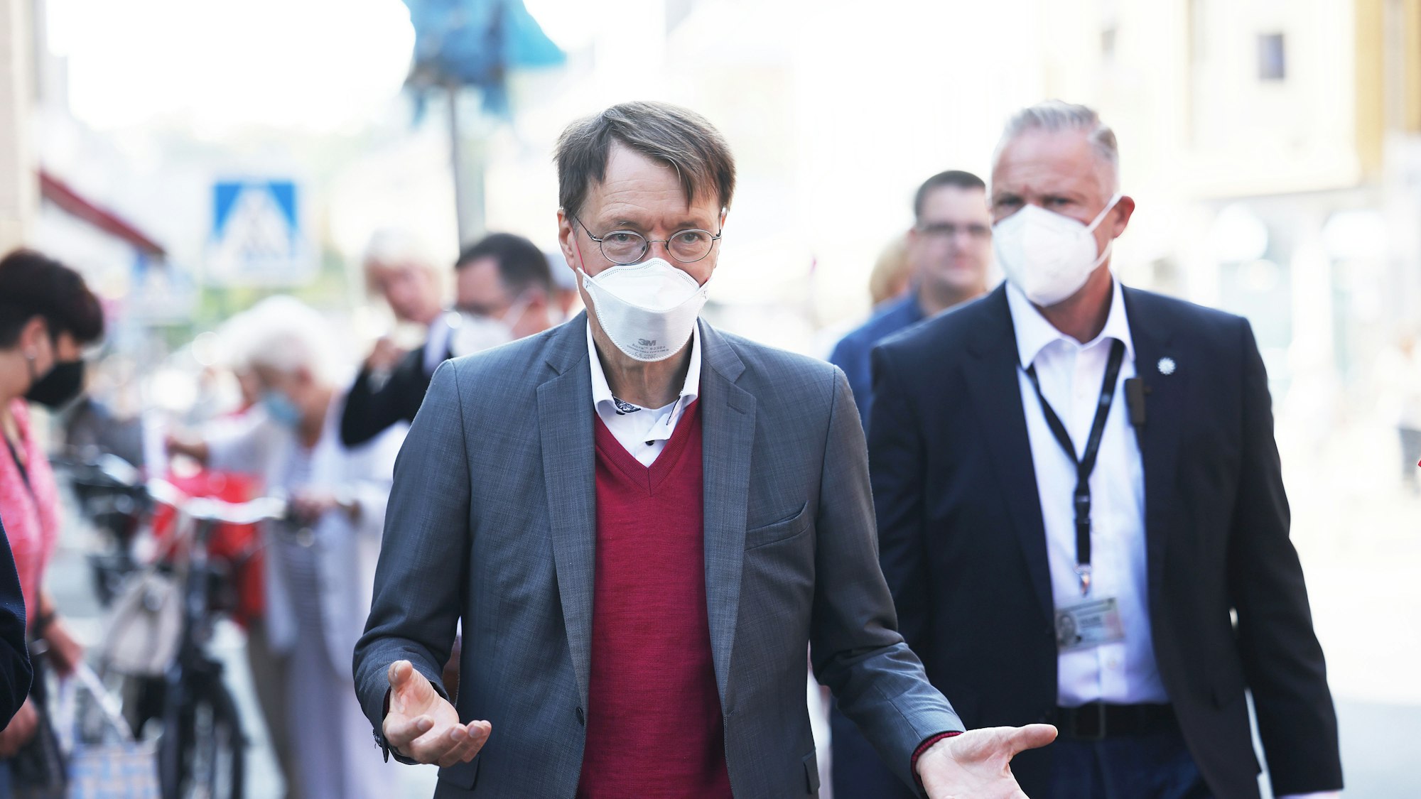 Karl Lauterbach, hier am 9. September im Wahlkampf bei Delbrück, will das Ende der Corona-Beschränkungen nicht übereilen.