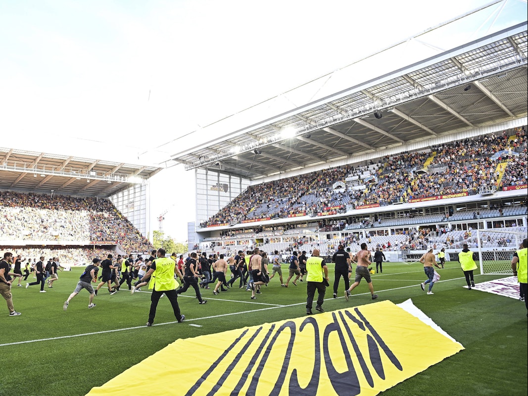 Fans des RC Lens stürmen beim Spiel gegen Lille das Spielfeld.