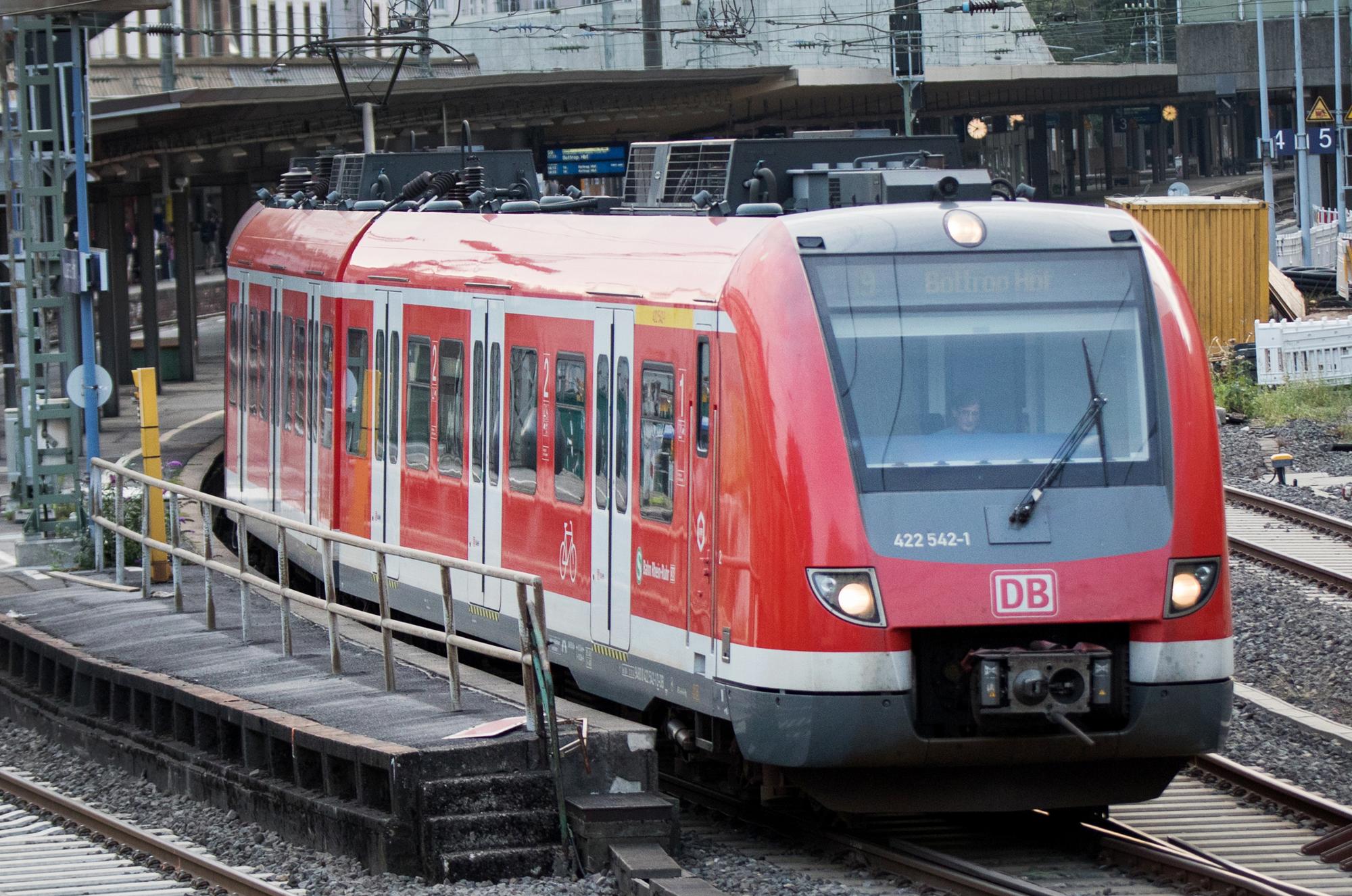 Eine S-Bahn verlässt den Hauptbahnhof