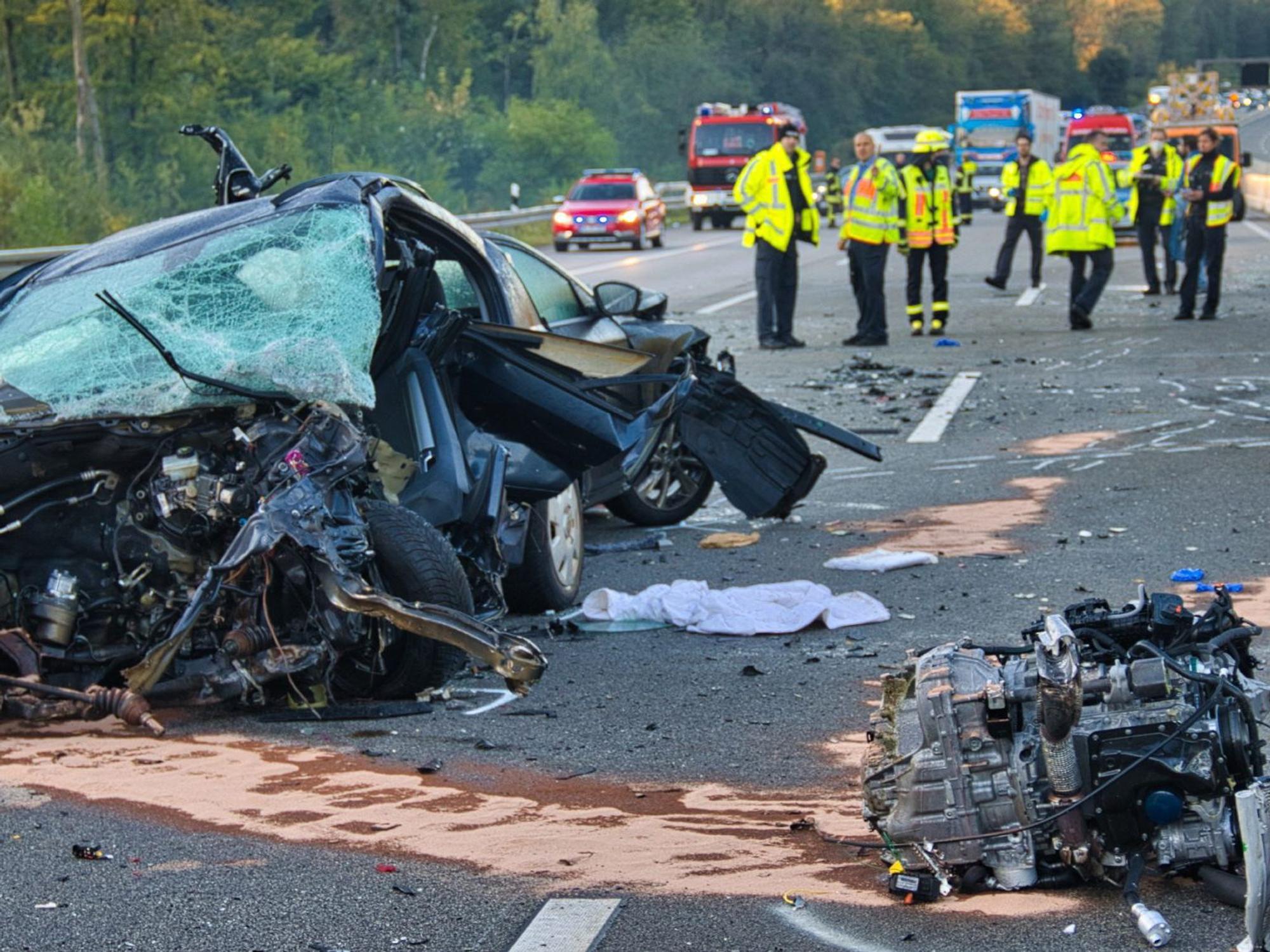 Die Retter stießen bei dem Unfall auf der A5 in Hessen am Sonntag (19. September) auf ein schockierendes Trümmerfeld.