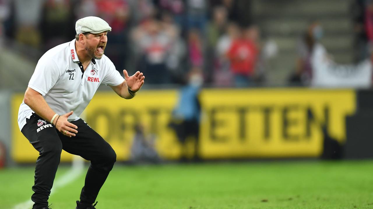 Kölns Trainer Steffen Baumgart gibt Anweisungen.