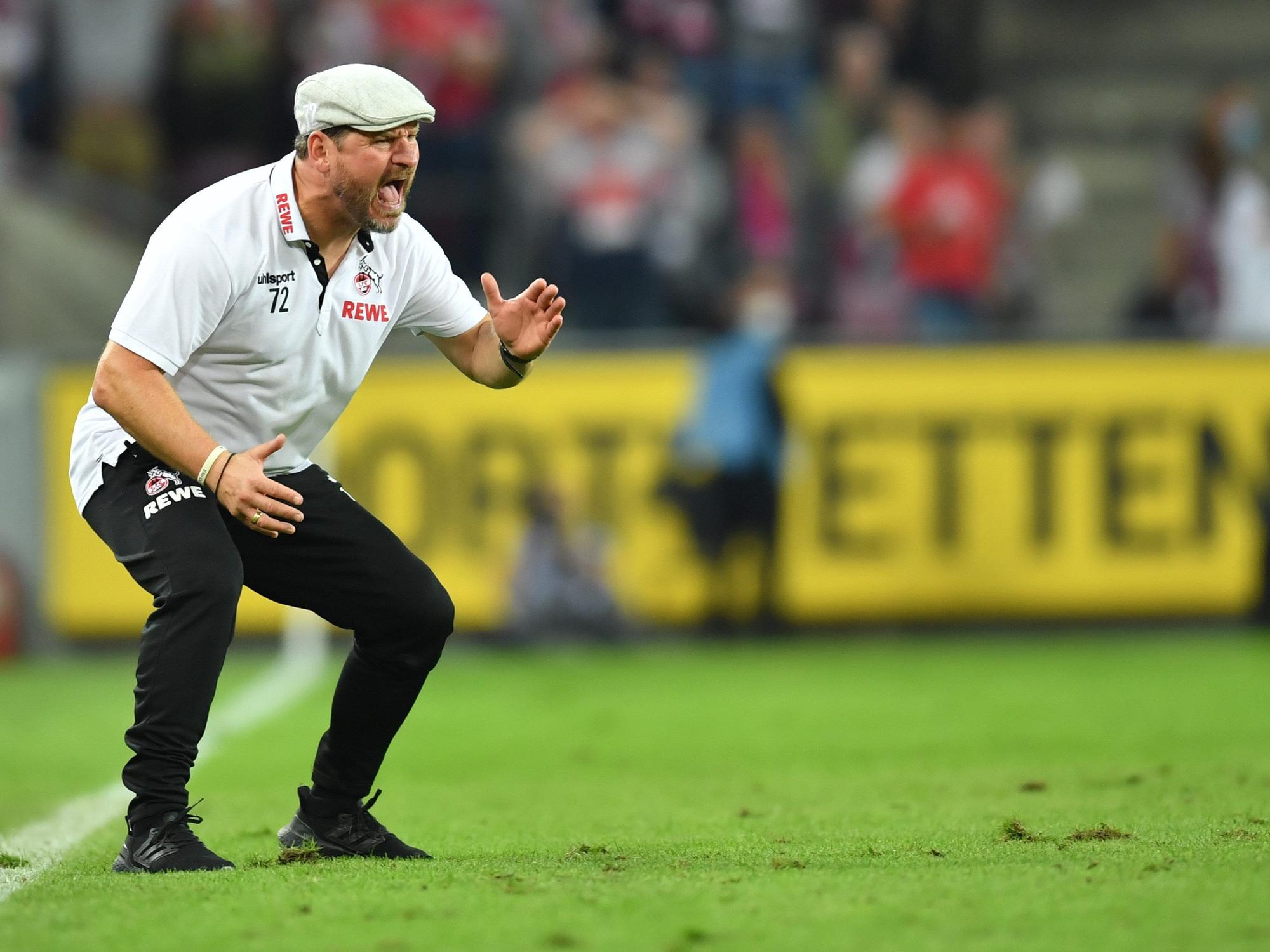Kölns Trainer Steffen Baumgart gibt Anweisungen.