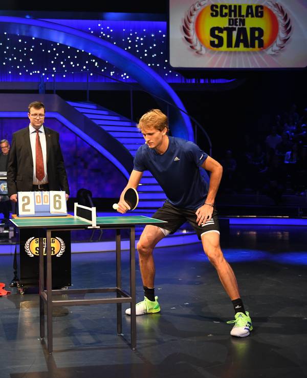 Alexander Zverev (r.) und Silvio Heinevetter duellieren sich bei Schlag den Star im Tischtennis.